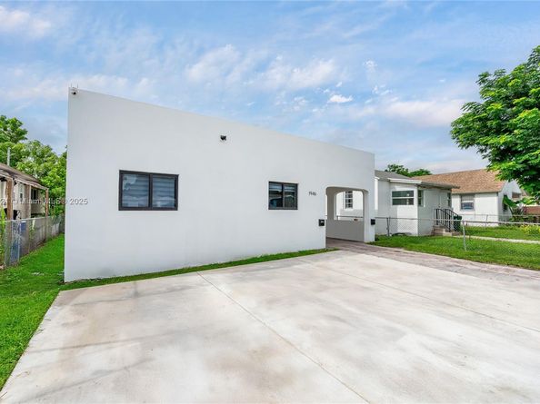 1946 NW 49th St, Miami FL 33142