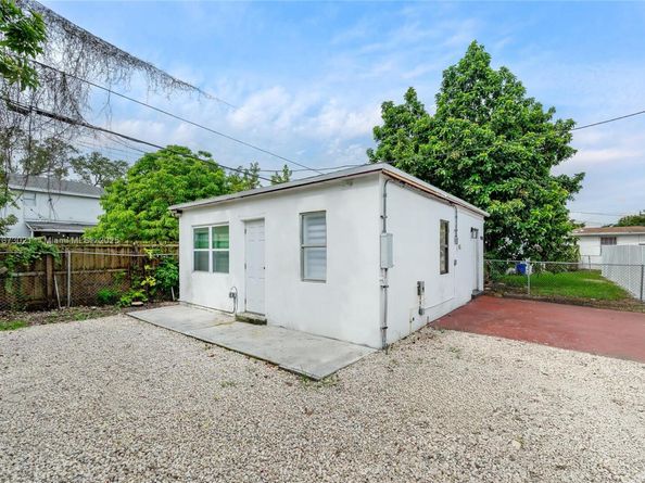 1946 NW 49th St, Miami FL 33142