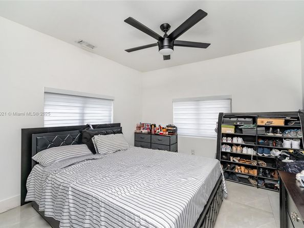 1946 NW 49th St, Miami FL 33142