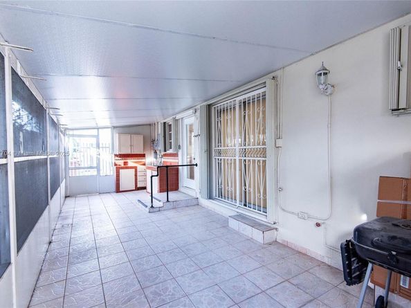 990 E 2nd St, Hialeah FL 33010