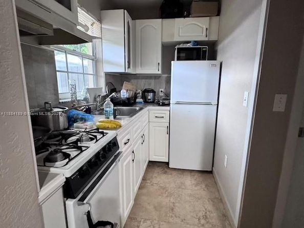 955 SW 75th Ave, Miami FL 33144