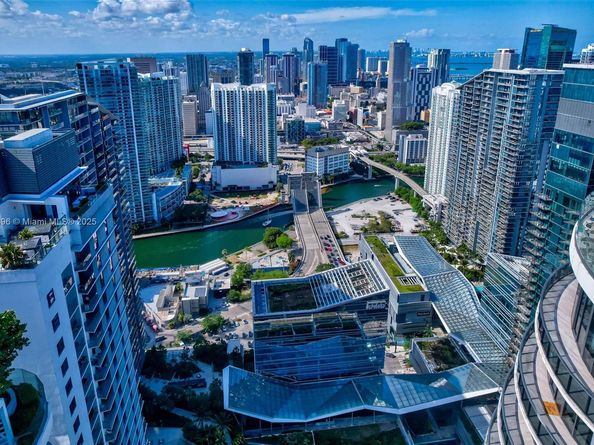 55 SW 9th St PH4501, Miami FL 33130