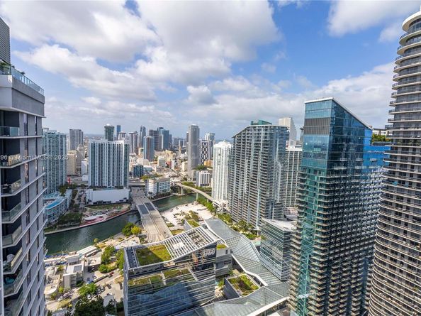 55 SW 9th St PH4501, Miami FL 33130