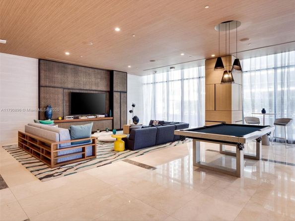 55 SW 9th St PH4501, Miami FL 33130