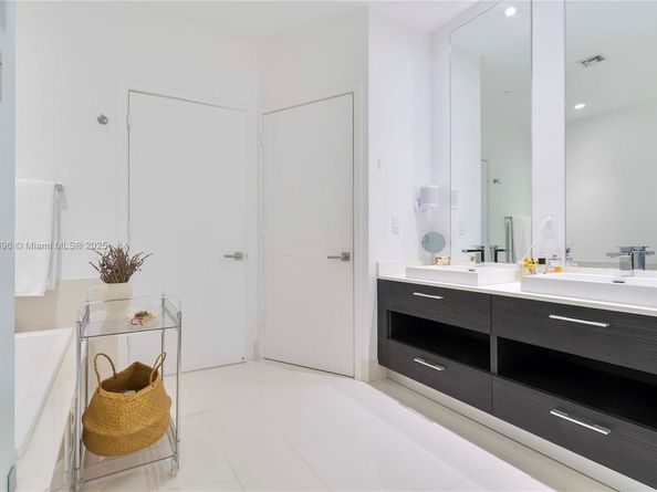 55 SW 9th St PH4501, Miami FL 33130