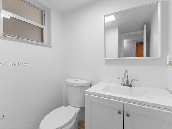 300 Berkley Rd 107, Hollywood FL 33024