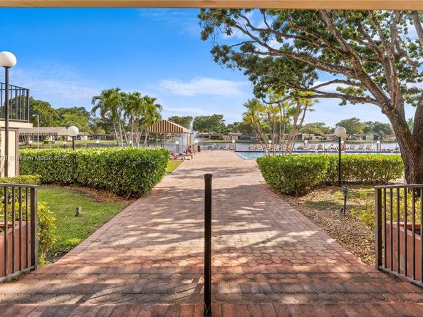 300 Berkley Rd 107, Hollywood FL 33024