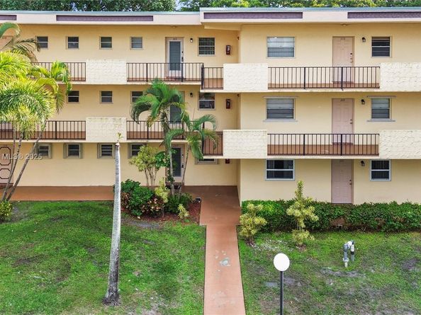 300 Berkley Rd 107, Hollywood FL 33024