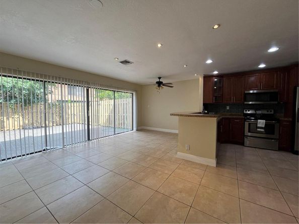 8016 NW 29th St, Sunrise FL 33322