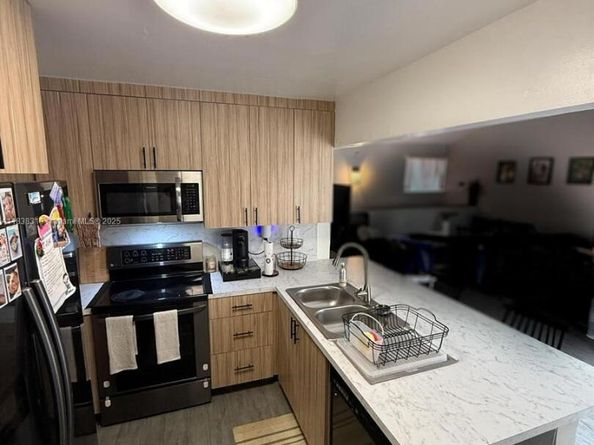 575 W Park Dr 202, Miami FL 33172