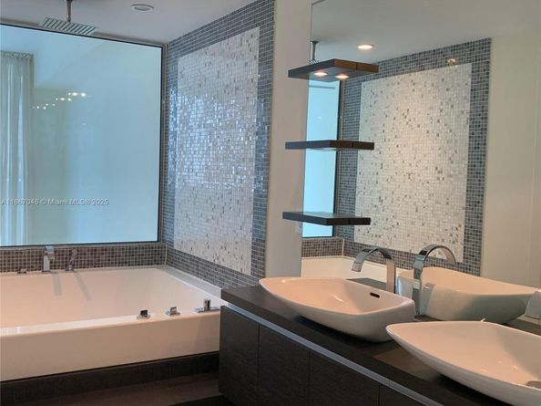 200 Biscayne Boulevard Way 304, Miami FL 33131