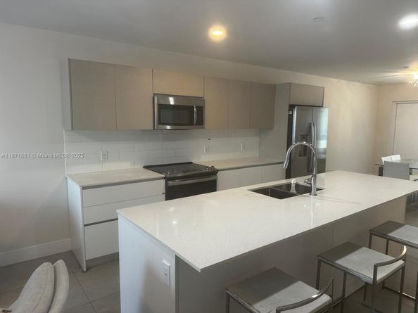 2505 NE 193rd St 4114, Miami FL 33180