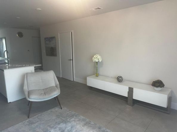 2505 NE 193rd St 4114, Miami FL 33180