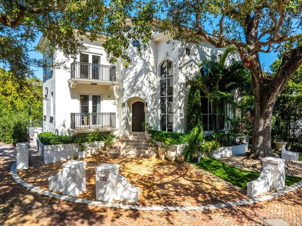2765 Brickell Court, Miami FL 33129