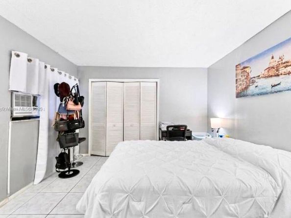 6771 Freedom St, Hollywood FL 33024