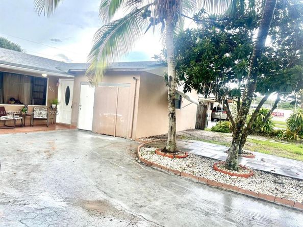 6771 Freedom St, Hollywood FL 33024
