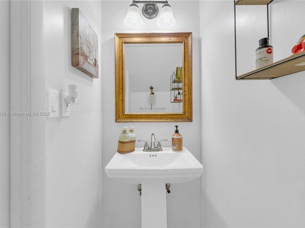 13715 SW 84th St F, Miami FL 33183