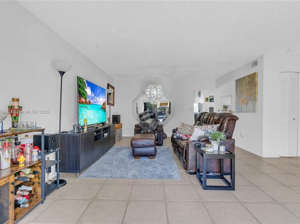 13715 SW 84th St F, Miami FL 33183