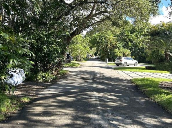 10536 NE 3rd Ave, Miami Shores FL 33138