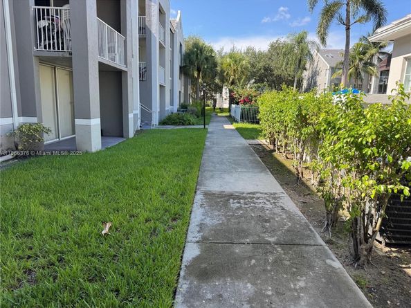 620 SW 111th Ave 107, Pembroke Pines FL 33025