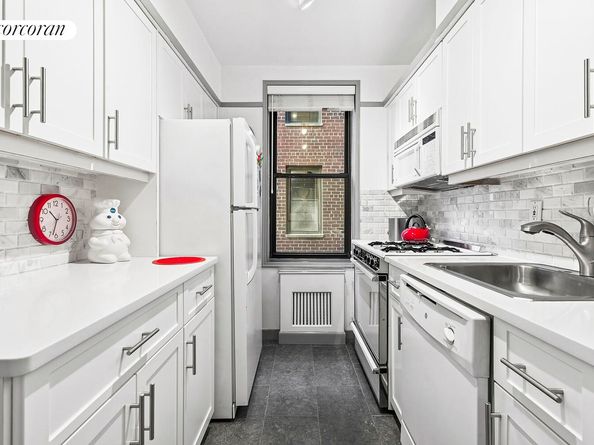 30 East 9th Street 4M, New York NY 10003