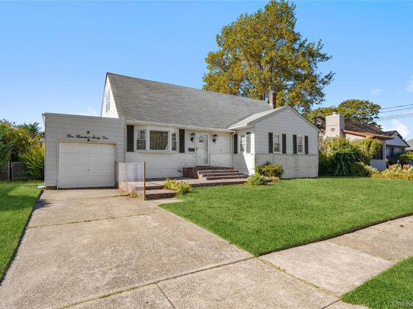 564 Center Briarwood Avenue, West Islip NY 11795