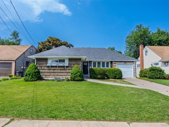 9 Leeds Lane, North Babylon NY 11703