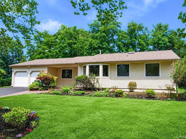 15 Dix Circle, Dix Hills NY 11746