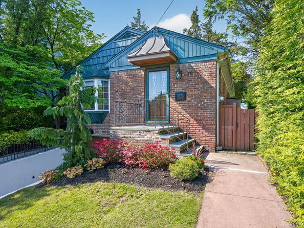 16 Warwick Place, Port Washington NY 11050
