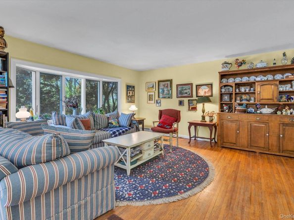 261 W Pulaski Road, Huntington Station NY 11746