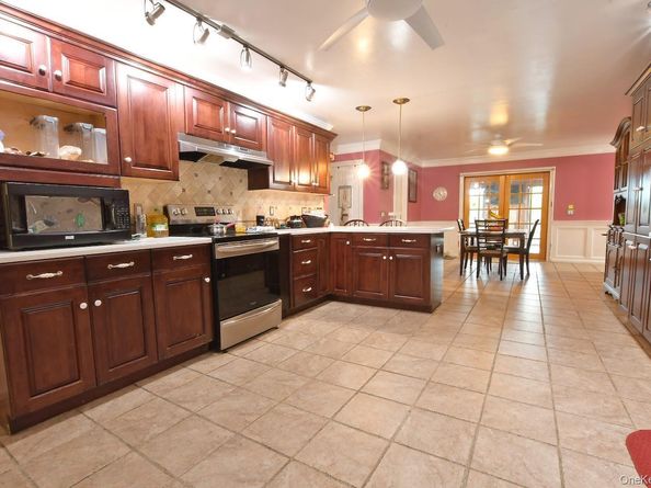 5 Easterly Court, Manorville NY 11949