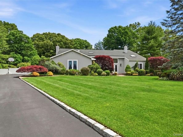 4 Laurelwood Court, Dix Hills NY 11746