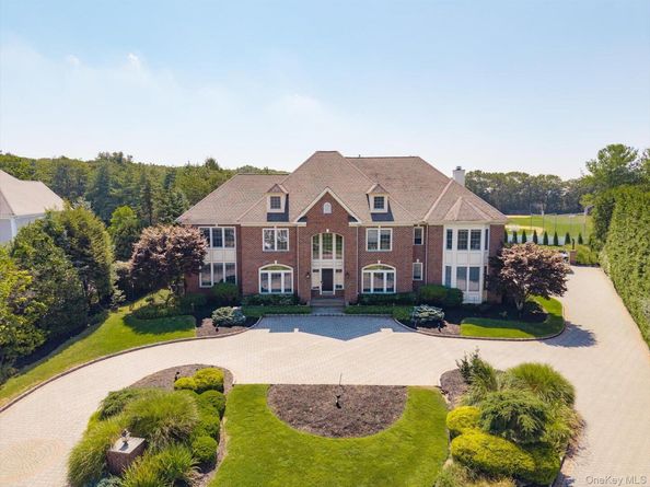 26 Legends Circle, Melville NY 11747