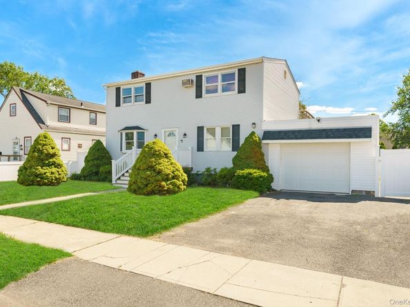 21 Lido Parkway, Lindenhurst NY 11757