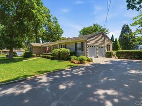 22 Stephens Court, Hauppauge NY 11788
