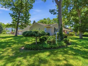 22 Stephens Court, Hauppauge NY 11788