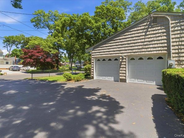 22 Stephens Court, Hauppauge NY 11788