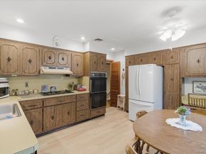 22 Stephens Court, Hauppauge NY 11788