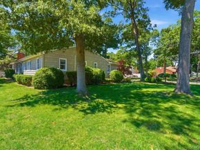 22 Stephens Court, Hauppauge NY 11788