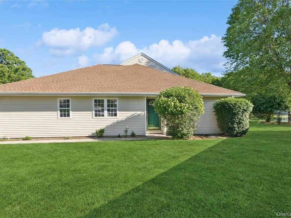 42 Blueberry Common, Riverhead NY 11901