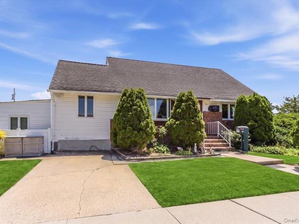 42 Larch Street, Hicksville NY 11801