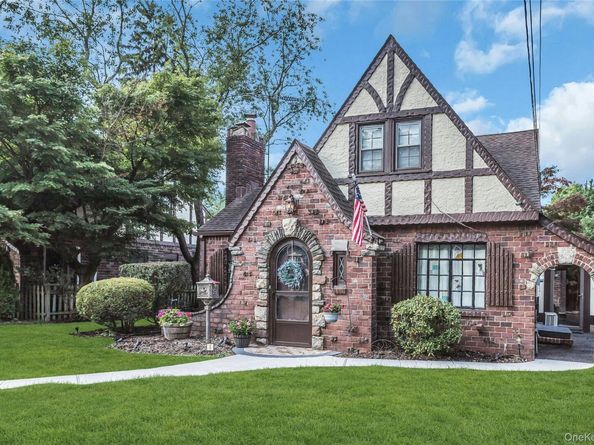 20 Voorhees Place, Malverne NY 11565