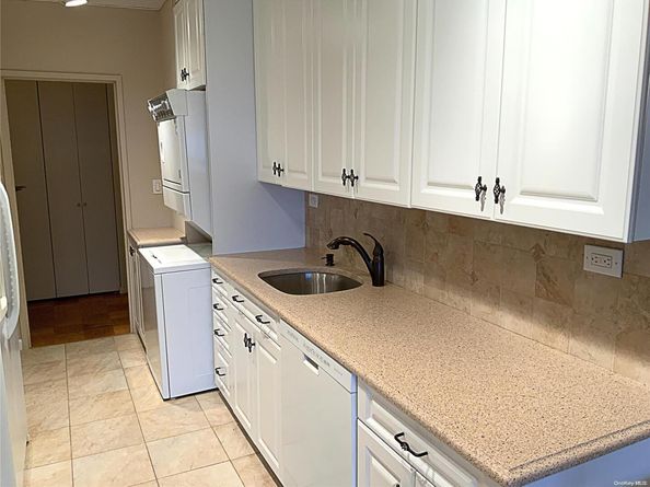 27110 Grand Cental Parkway 15G, Floral Park NY 11005