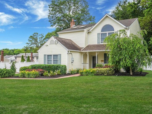 6 Center Street, Ronkonkoma NY 11779