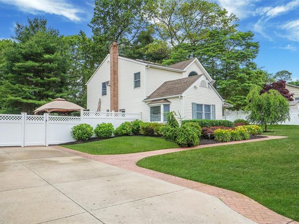 6 Center Street, Ronkonkoma NY 11779