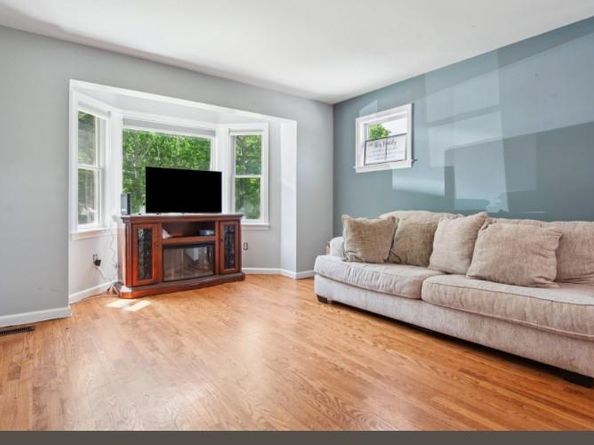 484 NORTH MAGEE Street, Southampton NY 11968