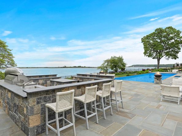 25 Brewster Lane, East Setauket NY 11733