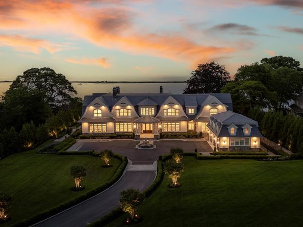 25 Brewster Lane, East Setauket NY 11733