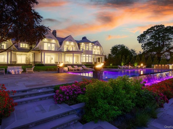 25 Brewster Lane E, East Setauket NY 11733