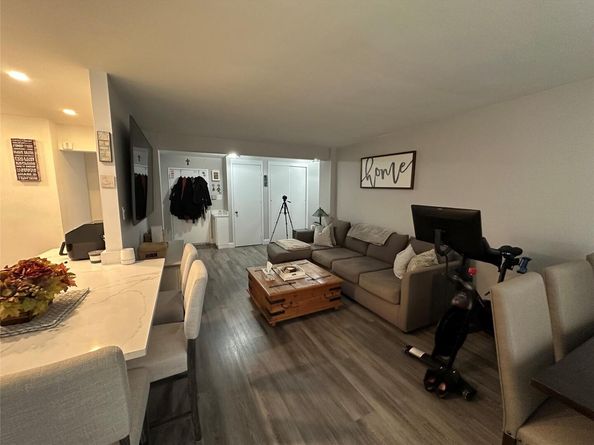 241-20 Northern Boulevard 1M, Douglaston NY 11362